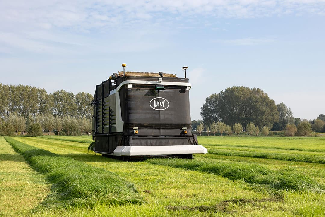 Exos knipt het gras strakker af dan een cyclomaaier, waardoor het blijft groeien. Daarmee gaat de ruwvoerefficiëntie omhoog.