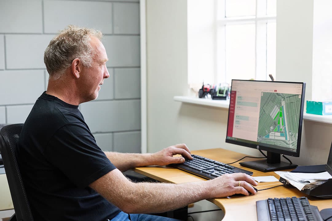 Op zijn pc heeft de Utrechtse veehouder een goed overzicht van de gemaaide percelen en voerfrequentie en hoeveelheid gelost gras per stal en per voerhek.