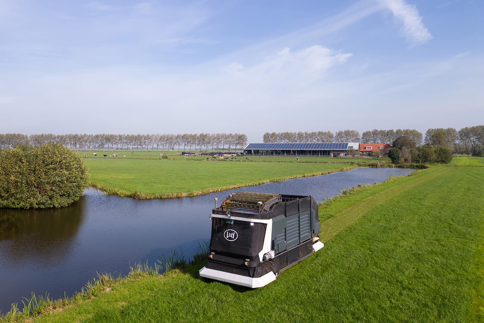 De Lely Exos-maairobot werkt geheel automatisch en maait dag en nacht zelfstandig vers gras. Het verste perceel is op 800 meter van de stal. Met een snelheid van 3,6 kilometer per uur is die afstand geen probleem. - Foto's: Herbert Wiggerman