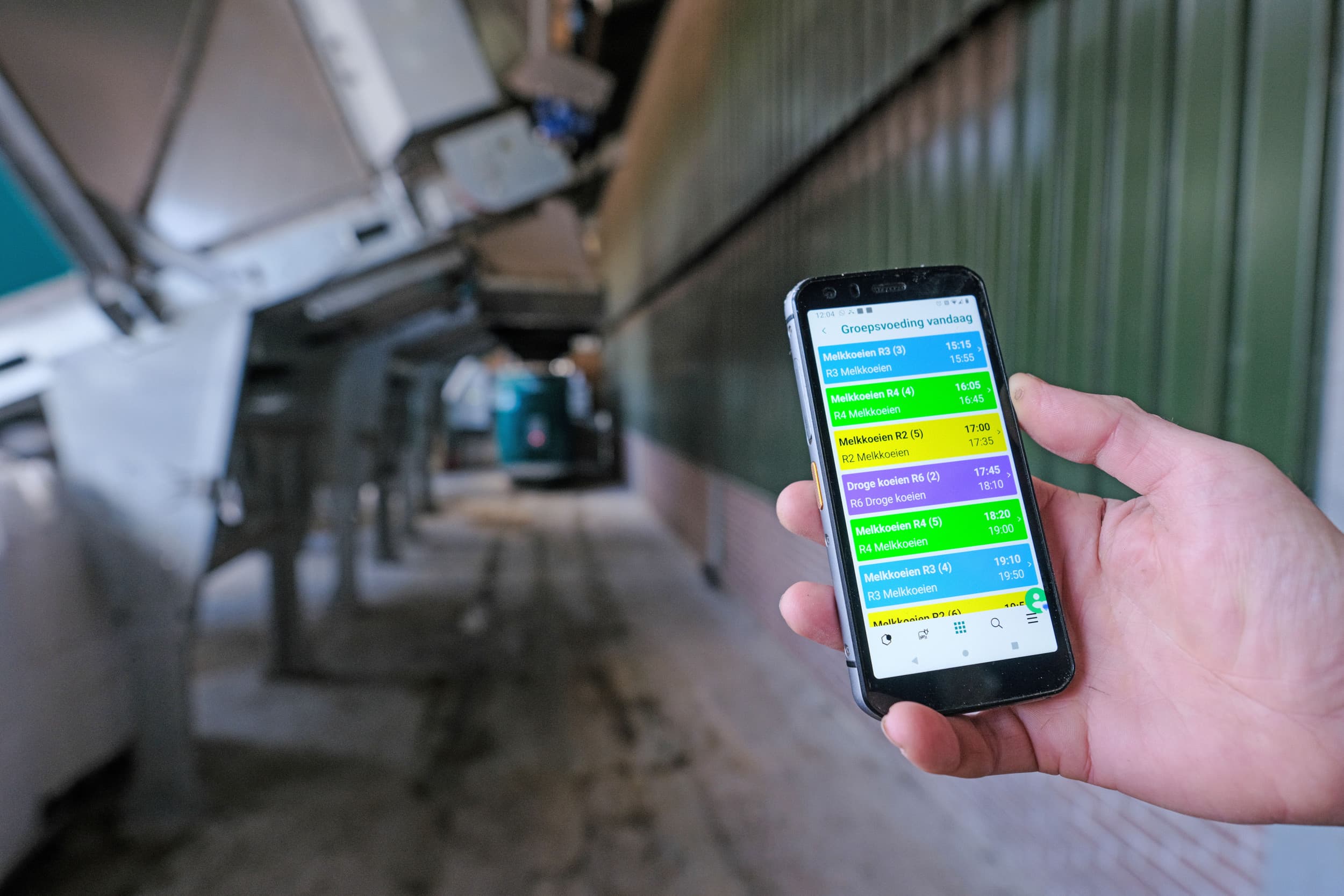 Flinkert kan op zijn telefoon vlot zien hoe er gevoerd wordt en hij kan zo ook gemakkelijk aanpassingen doen. Op dit moment werkt Flinkert met drie verschillende rantsoenen en zes routes. Er zijn relatief veel routes omdat de twee voergangen in de stal lang zijn. Beide voergangen zijn voor de robot in tweeën ‘geknipt’.