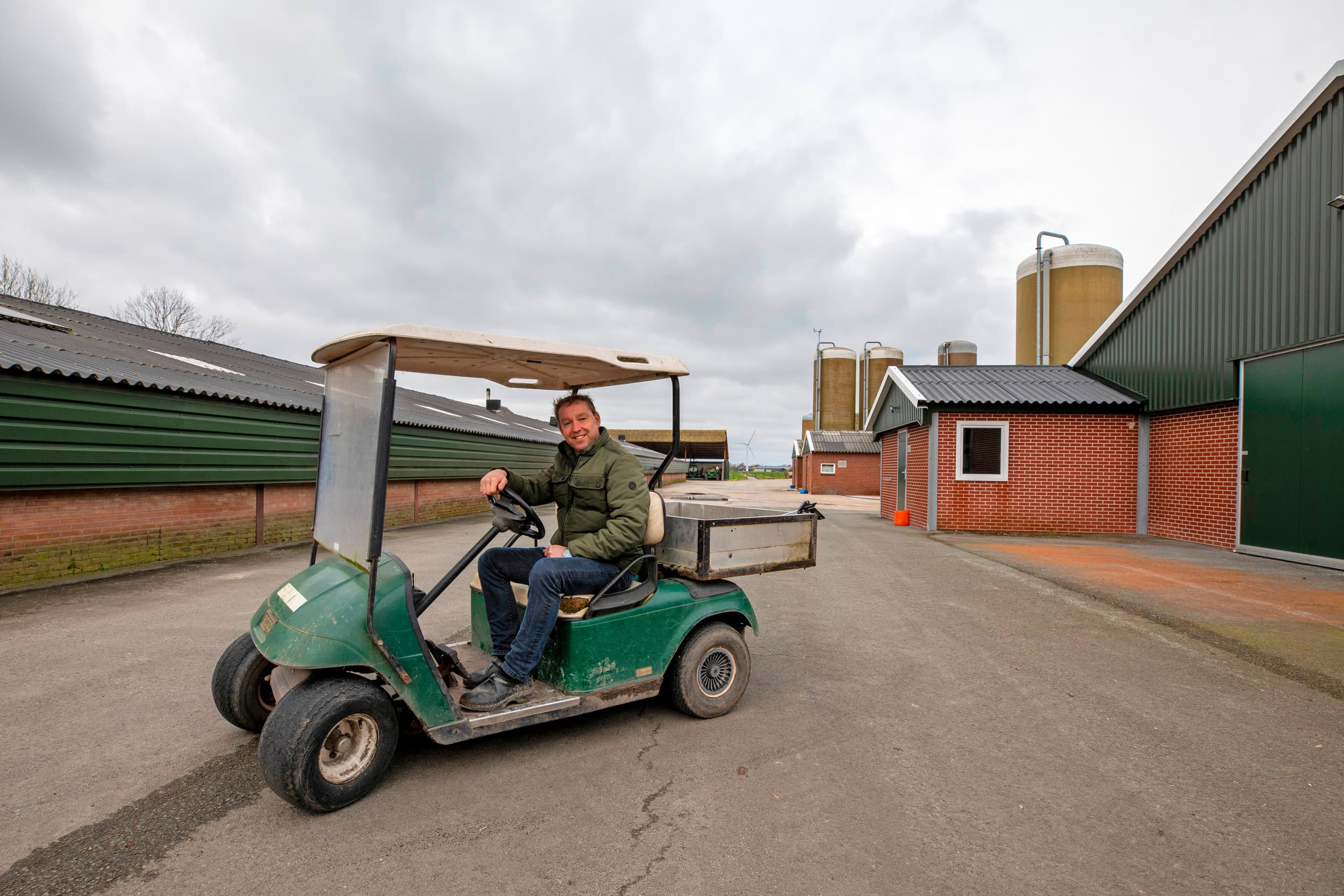 Wilco Atsma beweegt zich in een handig golfkarretje over het grote erf. De Friese vleeskuikenhouder schakelde met zijn bedrijf om naar Beter Leven 1 ster.