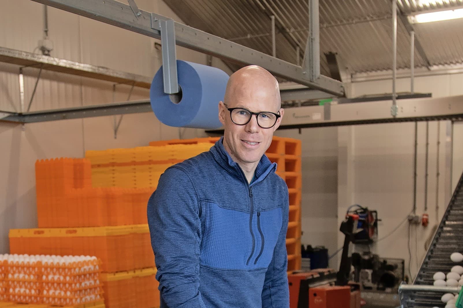 Aart van den Ham in het eierlokaal van de eerste biostal. Dit eierlokaal is in het voorjaar van 2022 gerenoveerd en voorzien van een nieuwe Prinzen 70-inpakmachine. De biologische eieren worden opgehaald door het Duitse Eifrisch. - Foto: Hans Banus