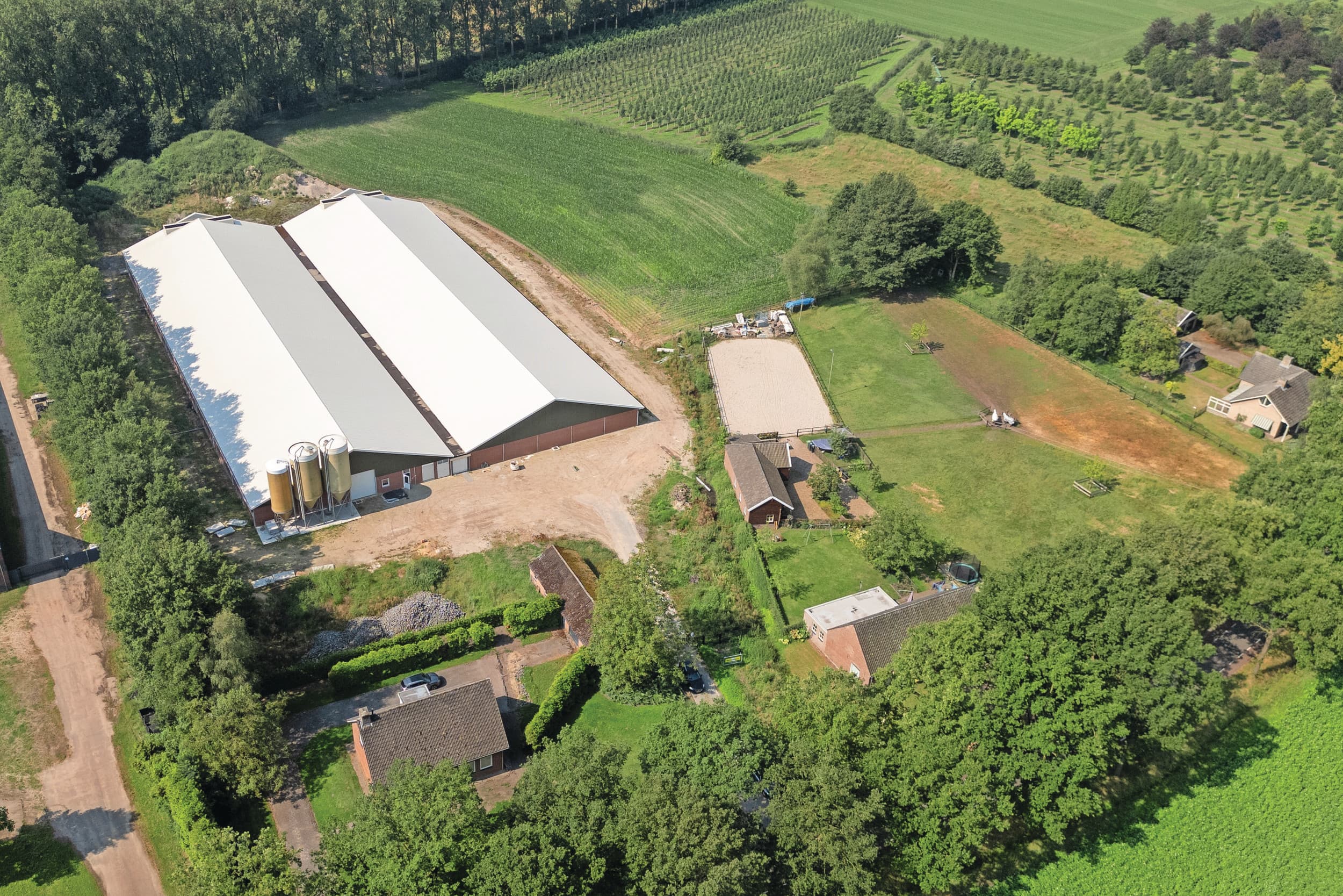zeugenhouder bouwt vleesvarkensstal