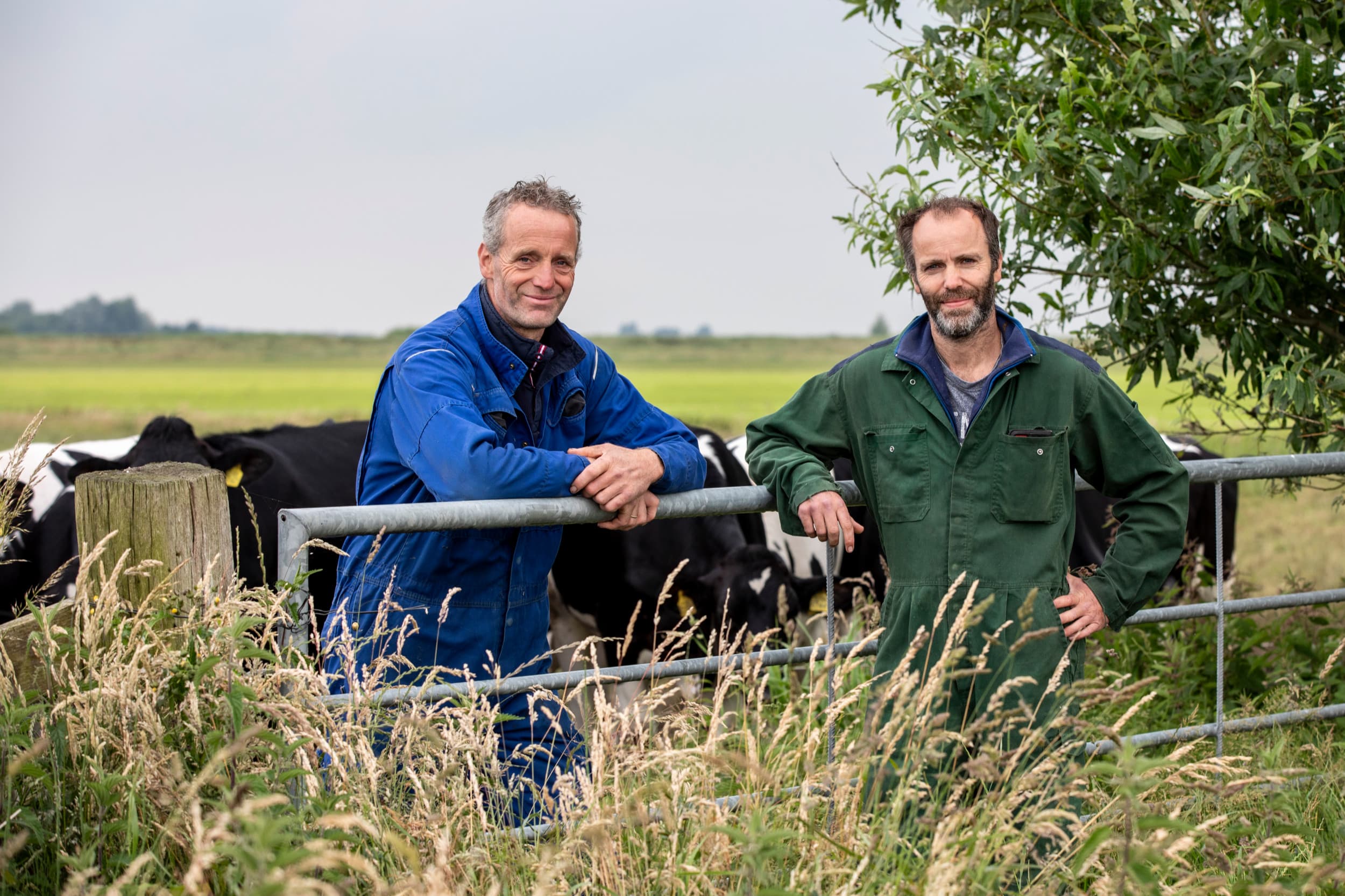De vennoten Hains (43) en Nanne Koopman (51) hebben een melkveebedrijf in Oudega (Fr.). Ze boeren op 115 hectare kleigrond en 22 hectare zandgrond met 111 hectare gras, 22 hectare mais en 4 hectare gerst-erwten. Foto’s: Anne van der Woude