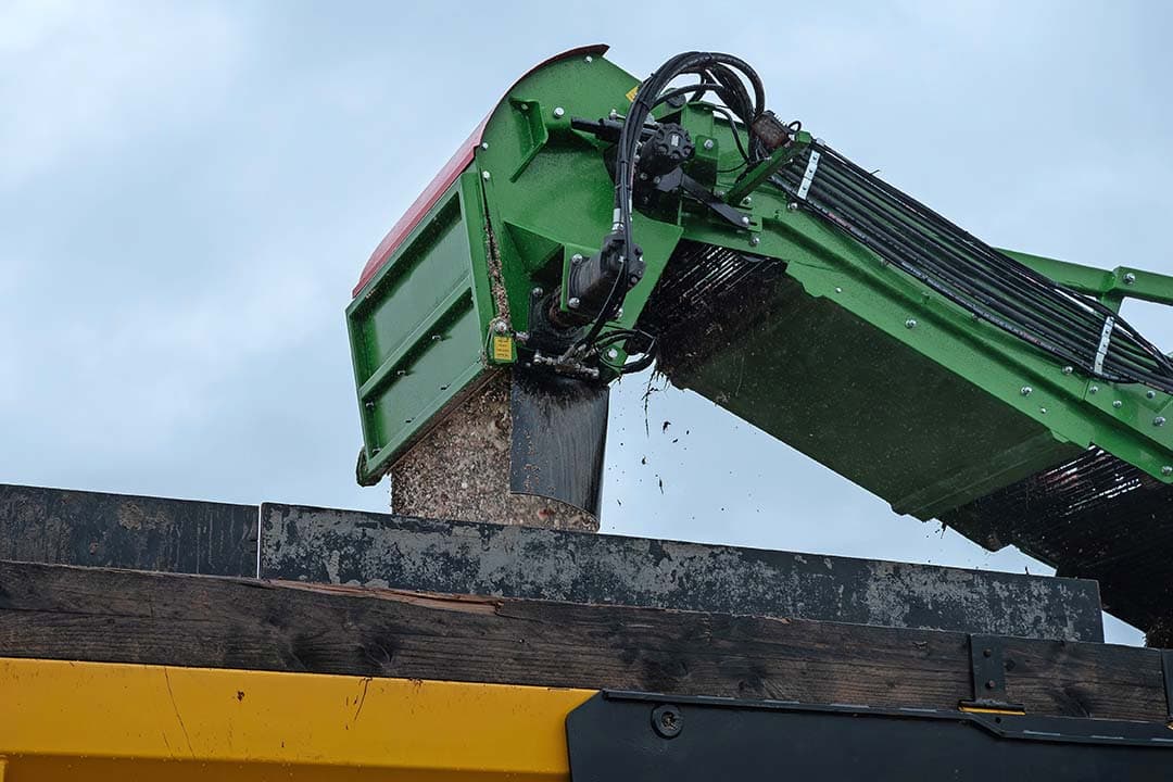 De lengte is traploos hydraulisch instelbaar. Voor het inkuilen laat Deprest de bieten wat grover snipperen.