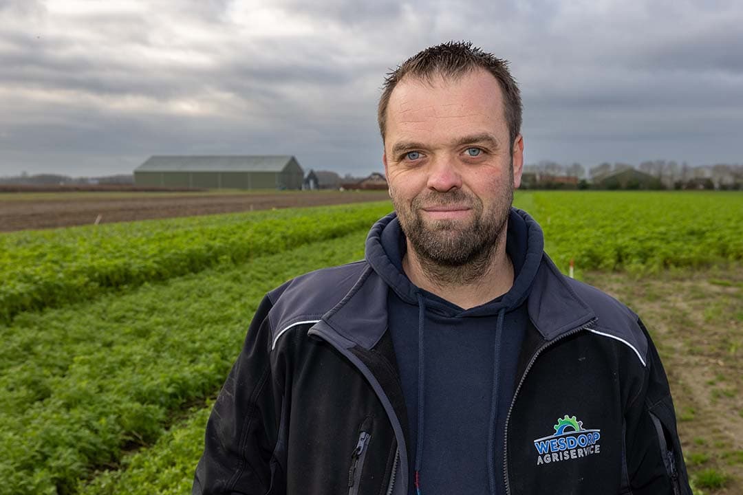 Remco Wesdorp (39) heeft in Sommelsdijk (Z-.H.) een akkerbouwbedrijf van 100 hectare. Daarnaast boert hij sinds 2021 samen met twee collega’s in de 69 hectare grote Van Pallandtpolder in Middelharnis. Het project richt zicht op verduurzaming.