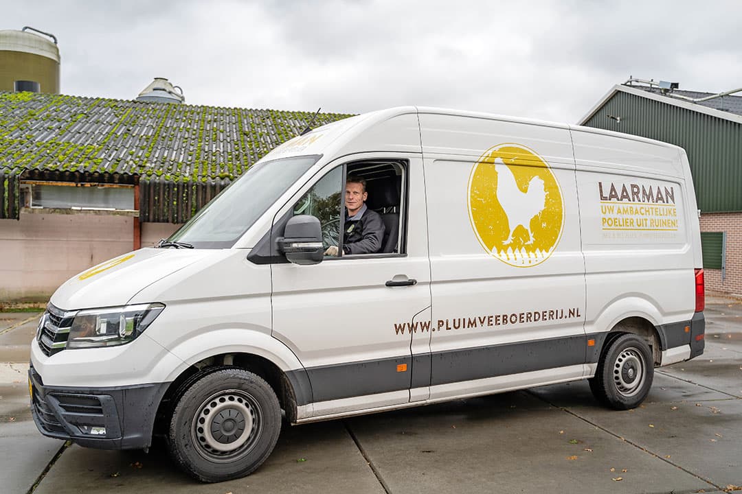 Johan Laarman haalt wekelijks twee keer verse kip op bij de slachterij. Het gaat hoofdzakelijk om hele kippen. - Foto's: Andrea van Schaik
