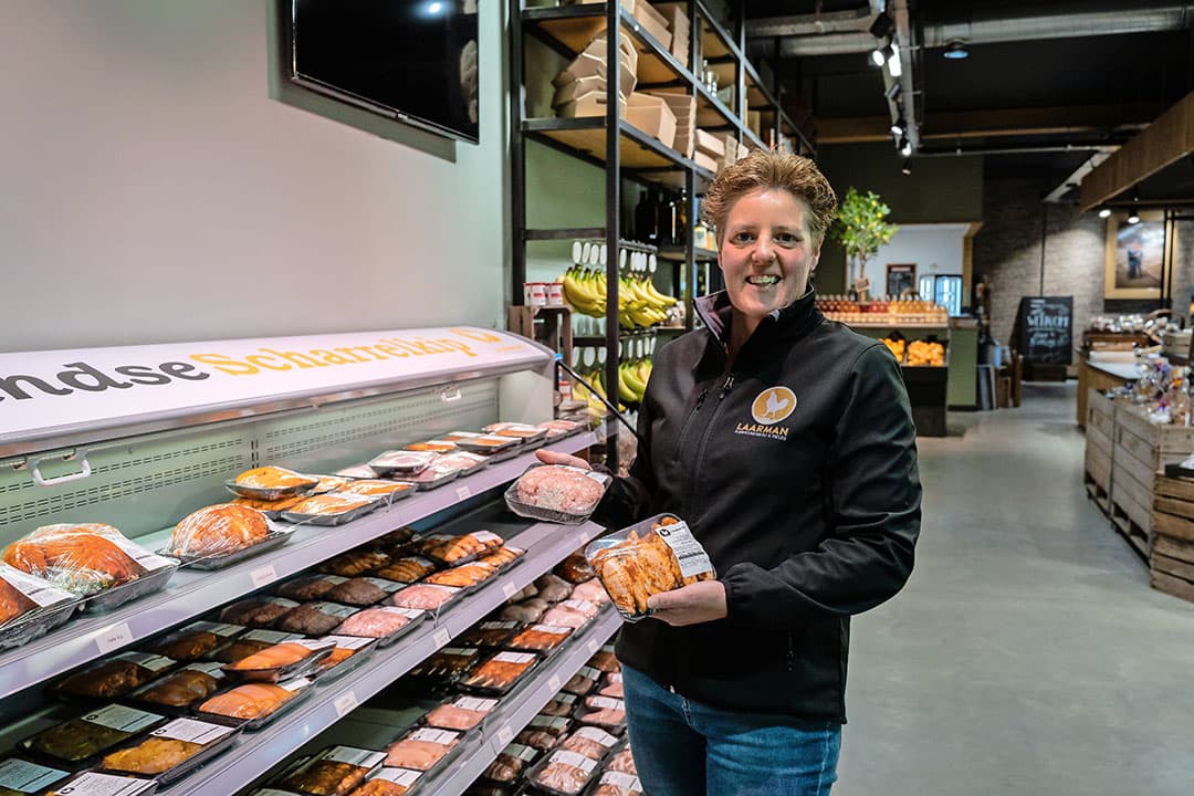 Laarman verkoopt een breed scala aan kipproducten, zoals kippengehakt en gemarineerde kipkluifjes.