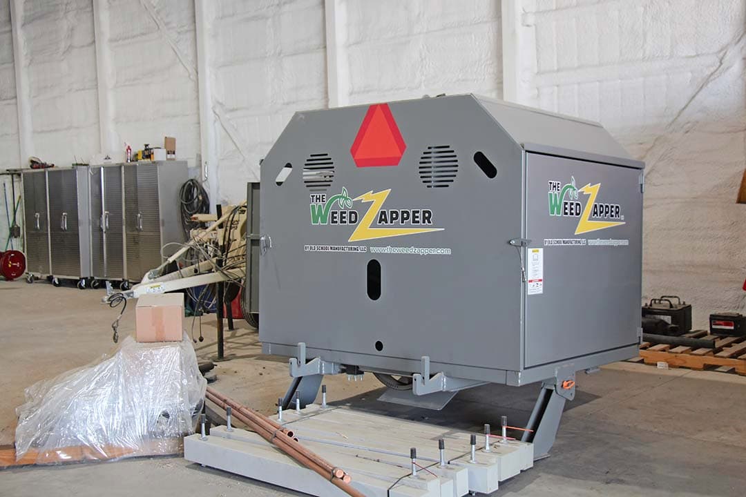 Met deze WeedZapper (armen gedemonteerd) elektrocuteert het bedrijf vooral later in het seizoen onkruiden met 14.000 volt.