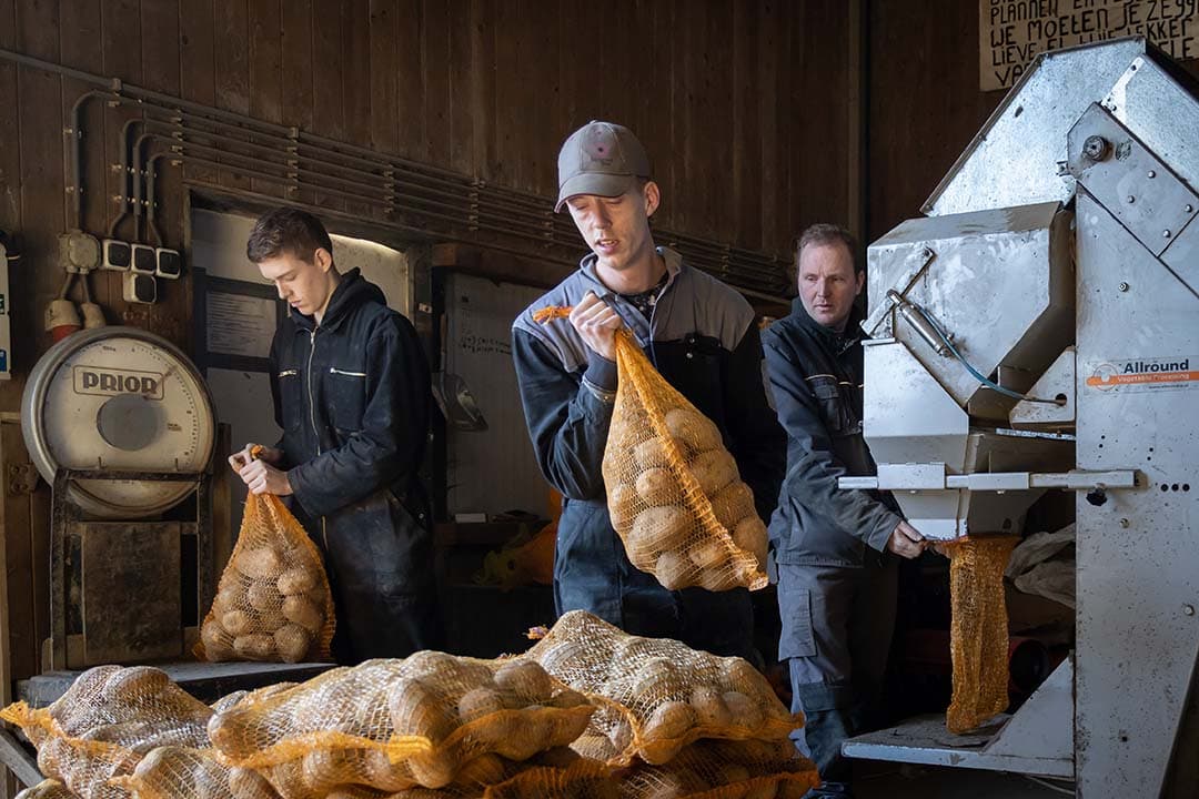 Brouwer geeft jonge mensen graag een kans. Hier de zaterdaghulp Loek Dol en de meewerkende neef Jack van Leeuwen. - Foto's: Marcel Rob