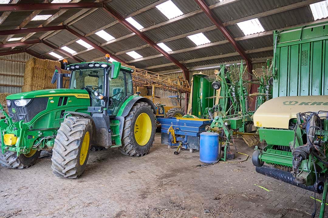 Een deel van het wagenpark. Het loonwerk doen de broers zelf – in dit geval Martijn. De loonwerkkosten liggen met gemiddeld €0,55 per 100 liter melk dan ook laag. De factor arbeid is de kracht van dit bedrijf. Bovendien kunnen de broers qua loonwerk snel schakelen. Ze hoeven de loonwerker niet te bellen wanneer die kan komen.