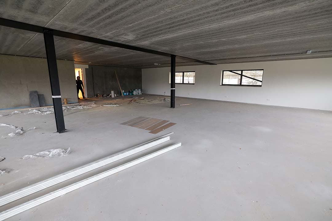Aan de voorkant van de koeientuin komt nog een horecagedeelte met een overdekt boerderijterras van 100 m². Daar wordt hard aan gewerkt. Familie van Esch mag een terras uitbaten, maar een vergunning is nog niet definitief verleend. De familie hoopt niettemin in april van start te kunnen gaan. Horeca moet een belangrijk onderdeel van het totale verdienmodel gaan worden.