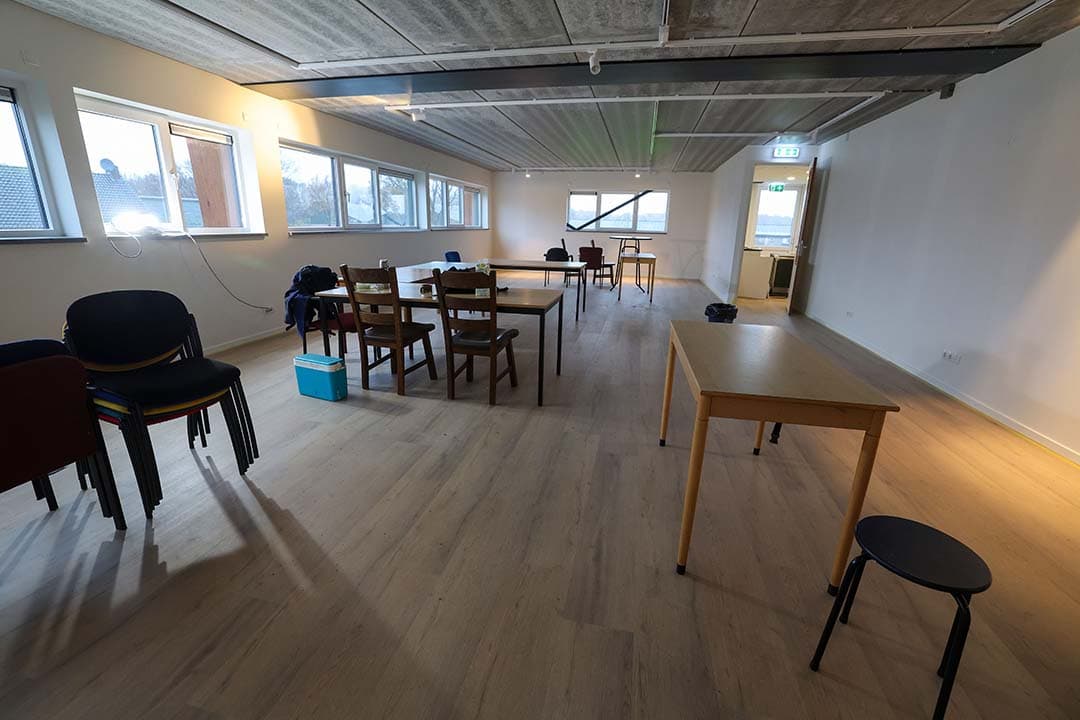Voorin de stal zijn op de eerste verdieping enkele kantoorruimte met zicht op de koeien. Er zijn al ruimtes in gebruik. Ook wordt er nu gewerkt aan een vergader- en excursieruimte. Verder is de melktap nog naar de koeientuin verhuisd en die slaat goed aan.