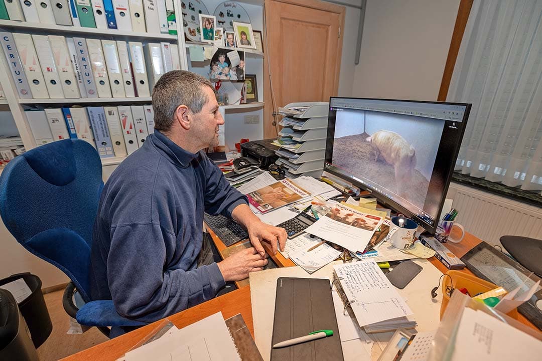 De beren kiest Lamberts zelf via de website van de k.i. Van alle beren zijn filmpjes te zien, zodat hij ze van alle kanten kan bekijken. - Foto's: Peter Roek