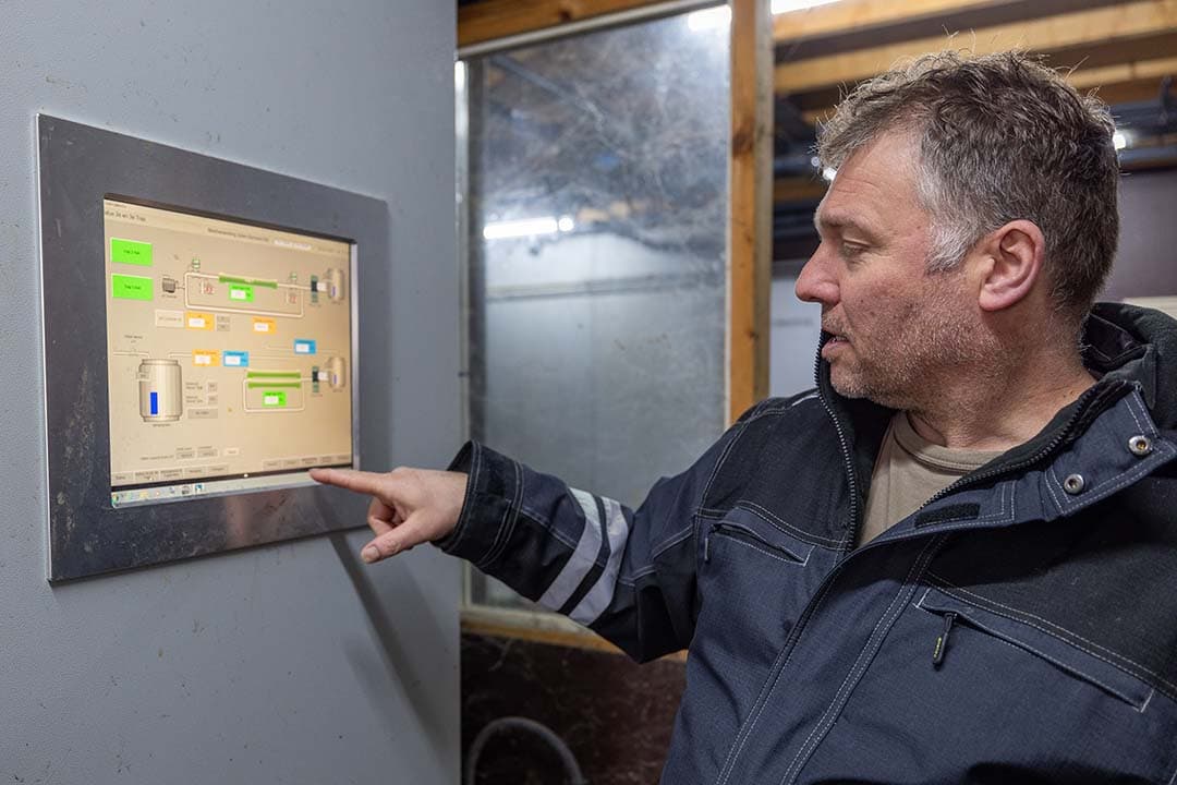 De besturing van de installatie is een eigen ontwerp. Van den Heuvel is voor updates niet afhankelijk van een leverancier.