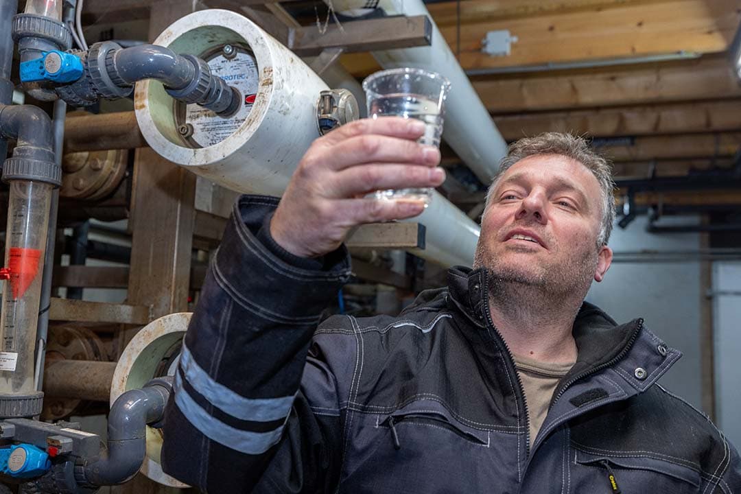 Het water is na drie RO-stappen kraakhelder en voldoet aan alle criteria om dit te mogen lozen.