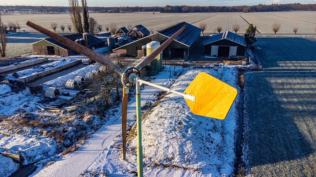 De energiekosten van de Gazoo zijn ruimschoots afgedekt met een windmolen en 800 zonnepanelen. Netto levert Poppe energie af.