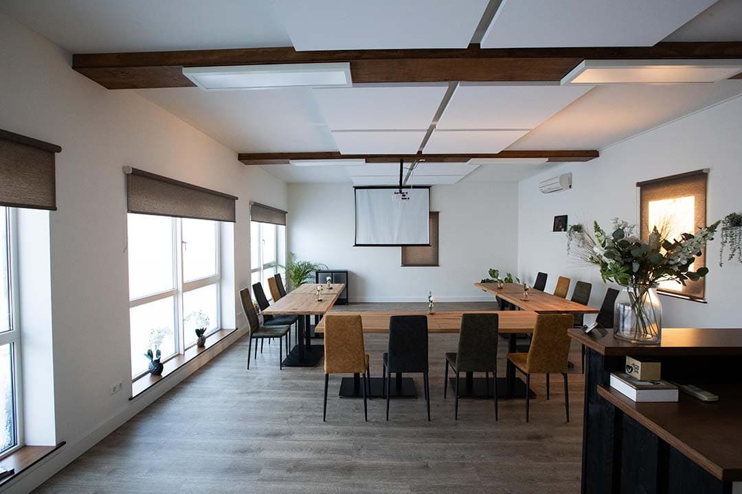 De familie Poppe heeft tevens een vergaderruimte op het boerenerf. Hiervoor is veel animo. Poppe gebruikt de ruimte ook om collega-boeren te informeren over hun ervaringen met de Jazoo.
