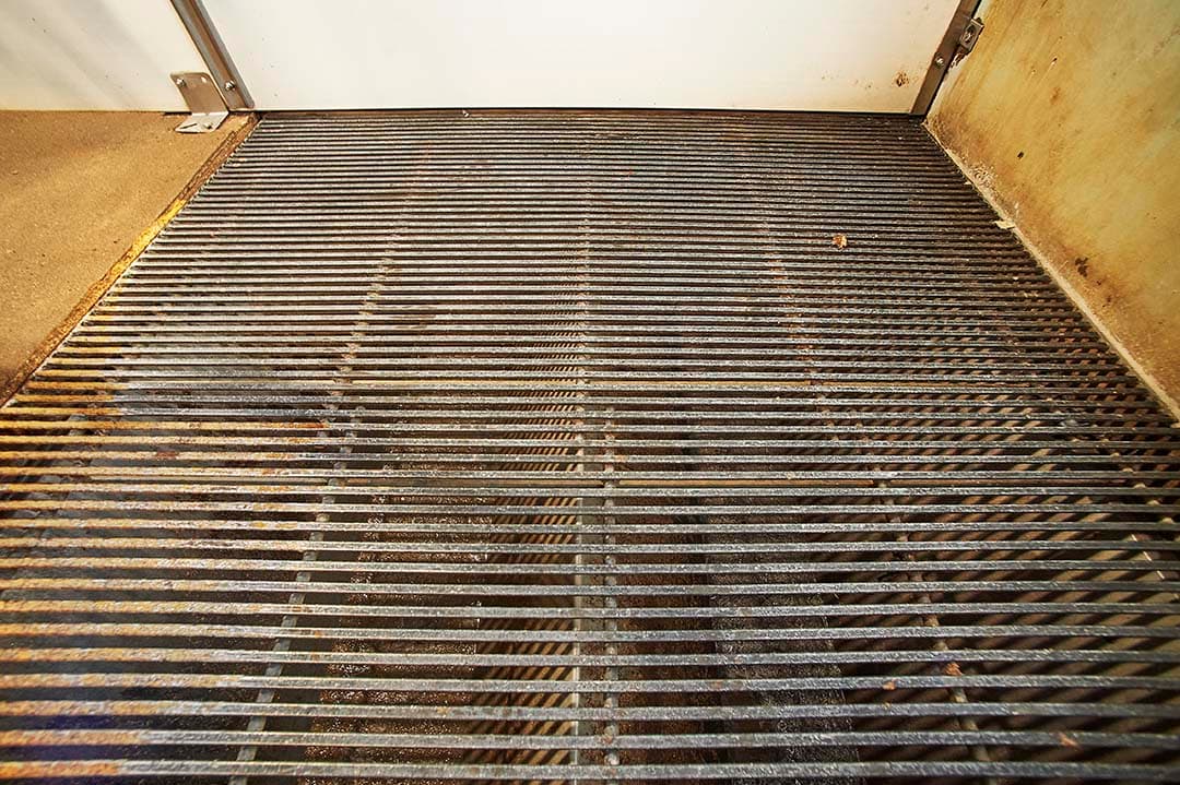 Onder het metalen driehoekrooster liggen twee kunststof mestgoten van elk 40 centimeter diep. Deze worden afzonderlijk van elkaar gespoeld.