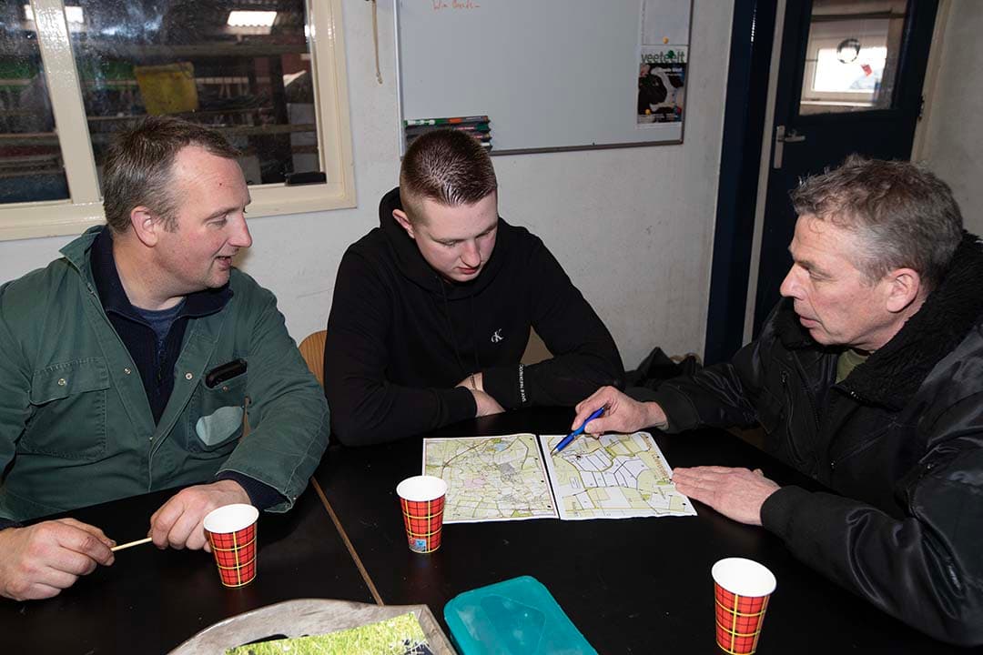 De kantine in de stal van Reind en Niels Katerberg is de plaats voor ontspanning maar ook voor zakelijk overleg, zoals hier met akkerbouwer Ger Evenhuis waar vader en zoon mee samenwerken.