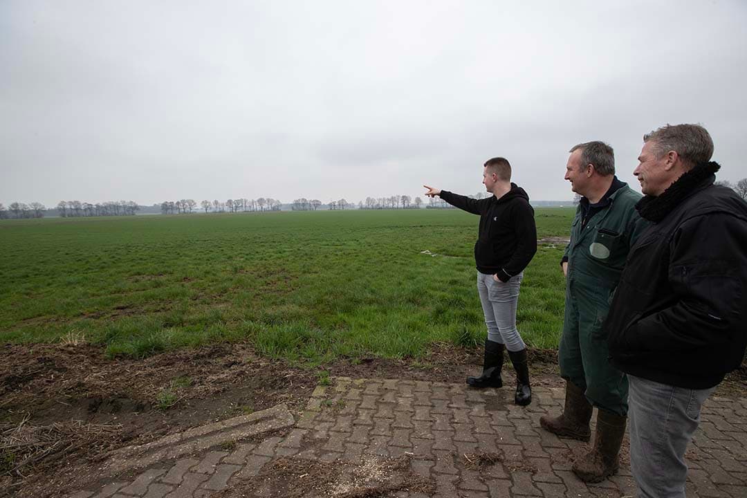 Niels Katerberg wijst de percelen aan die dit jaar bewerkt kunnen worden door akkerbouwer Evenhuis. Voor het beschikbare areaal houdt Niels ook rekening met de grondvraag van de akkerbouwer. - Foto's: Hans Banus