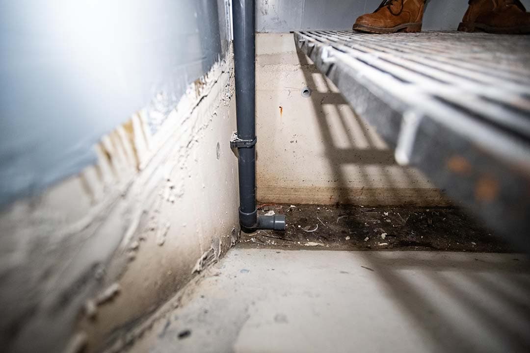 De valpijp om de mest dagelijks uit de put te spoelen. Er wordt van de zijkanten naar het midden gespoeld, tweemaal tien meter.