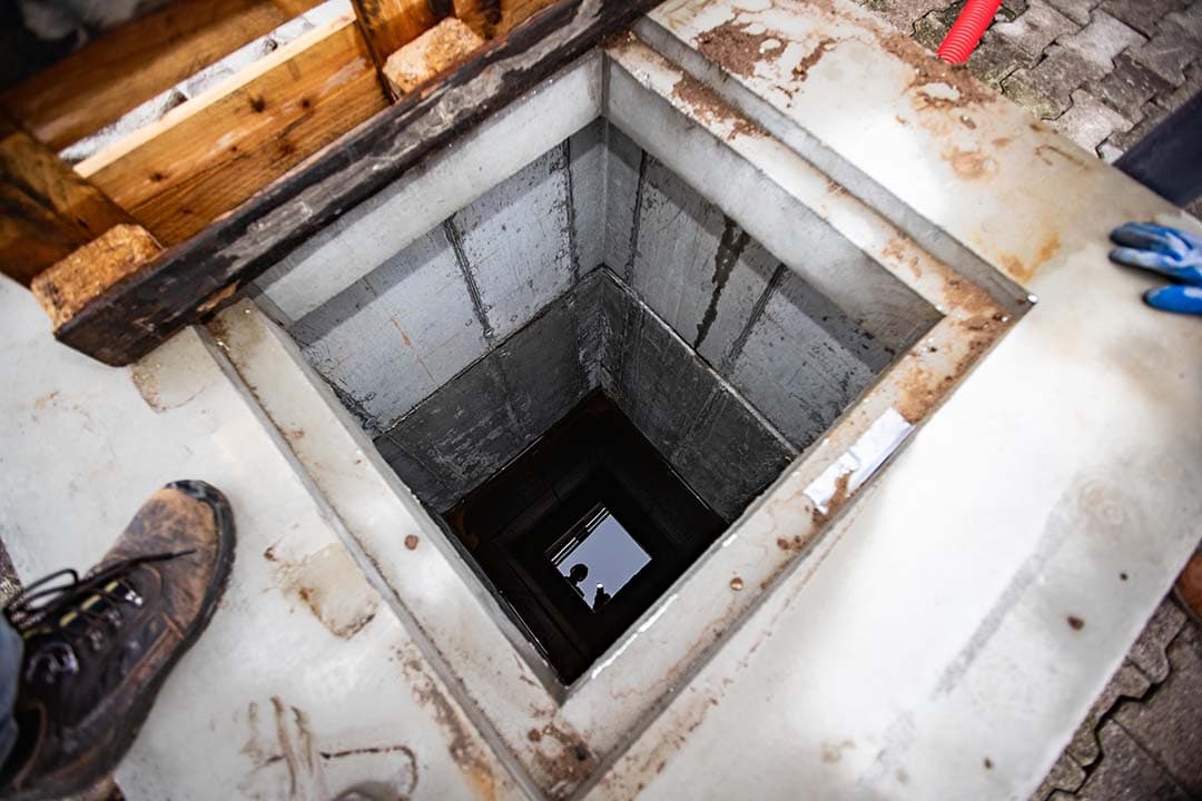 De put voor de pomp is circa drie meter diep en zit vlak tegen de zijgevel van de stal.