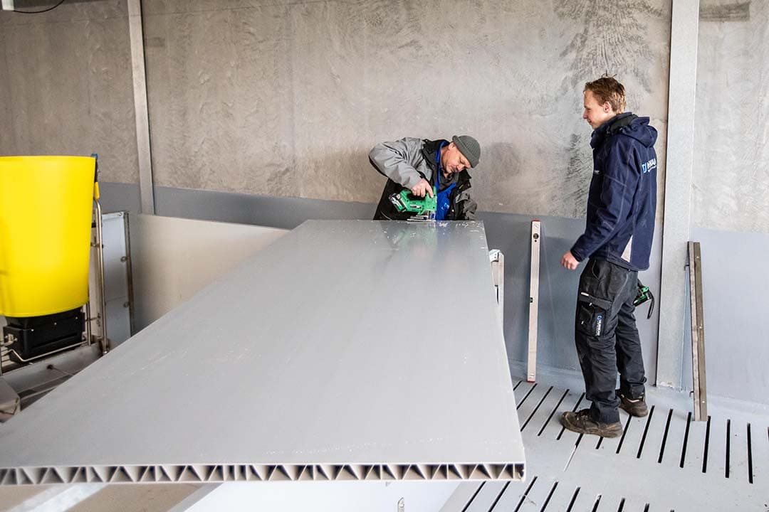 Boven de controlegang en het waterkanaal liggen betonroosters. Boven het mestkanaal metalen roosters, voor extra goede mestdoorlaat. Dit is een halve afdeling.