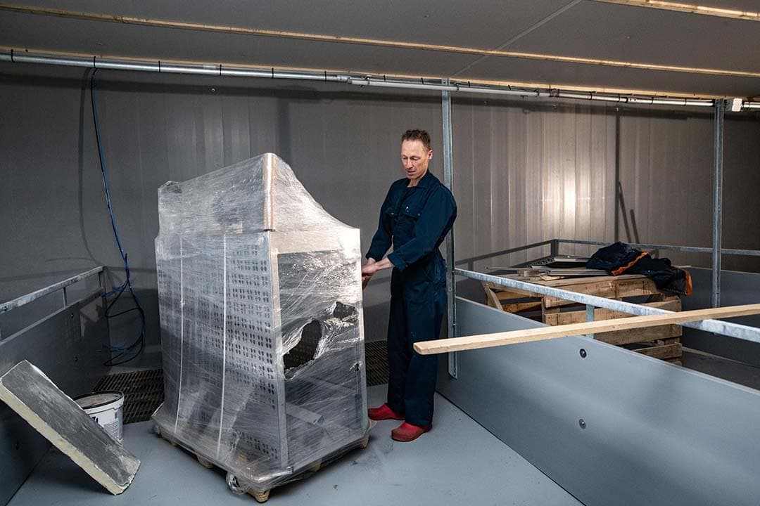 In de nieuwe stal komt een weegschaal om de gewichten van de varkens continu te monitoren.  Bedrijfsleider Peter van Keulen is benieuwd hoe het gaat draaien.