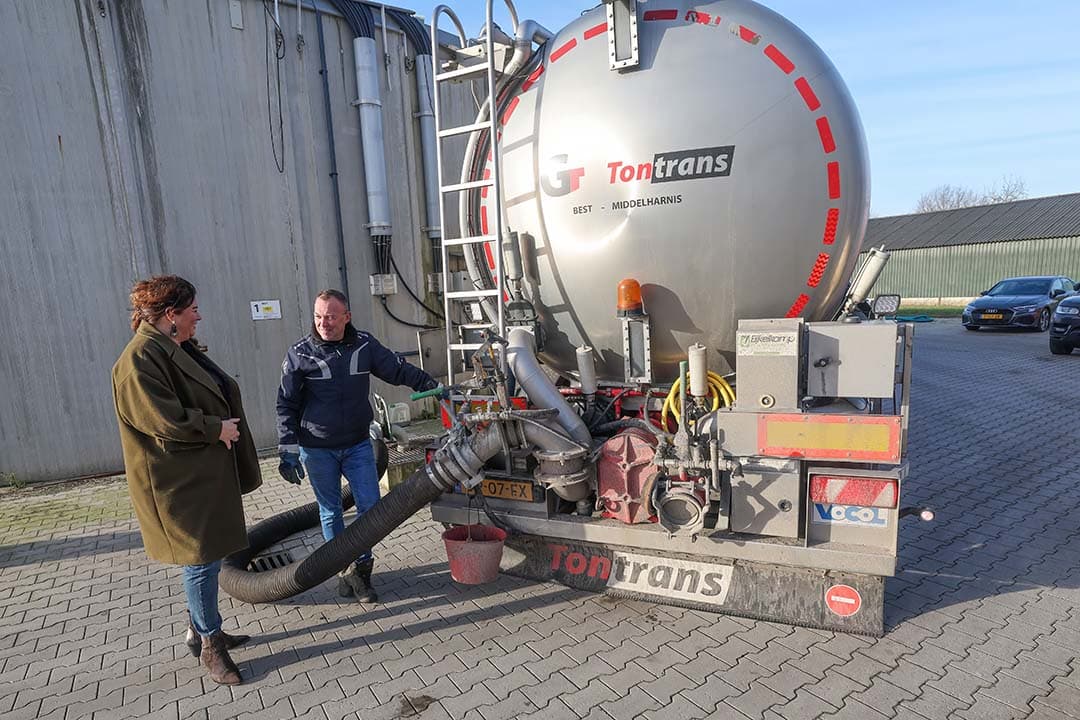 Claudia van Genugten praat even bij met een chauffeur. Dit gaat er gemoedelijk aan toe, met de nodige humor. - Foto's: Bert Jansen