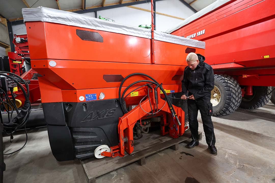 Dirkx investeerde vorig jaar in een nieuwe Rauch-kunstmeststrooier. Om precies te kunnen bemesten, is de strooier uitgerust met GPS. De machine kan hoeveelheden vanaf 50 kilo kunstmest per hectare exact verdelen.