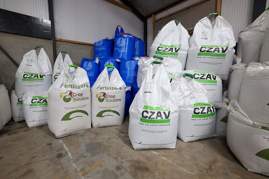De zakken kunstmest voor dit seizoen staan al klaar in de schuur. Dirkx kan ze pakken als hij ze nodig heeft.