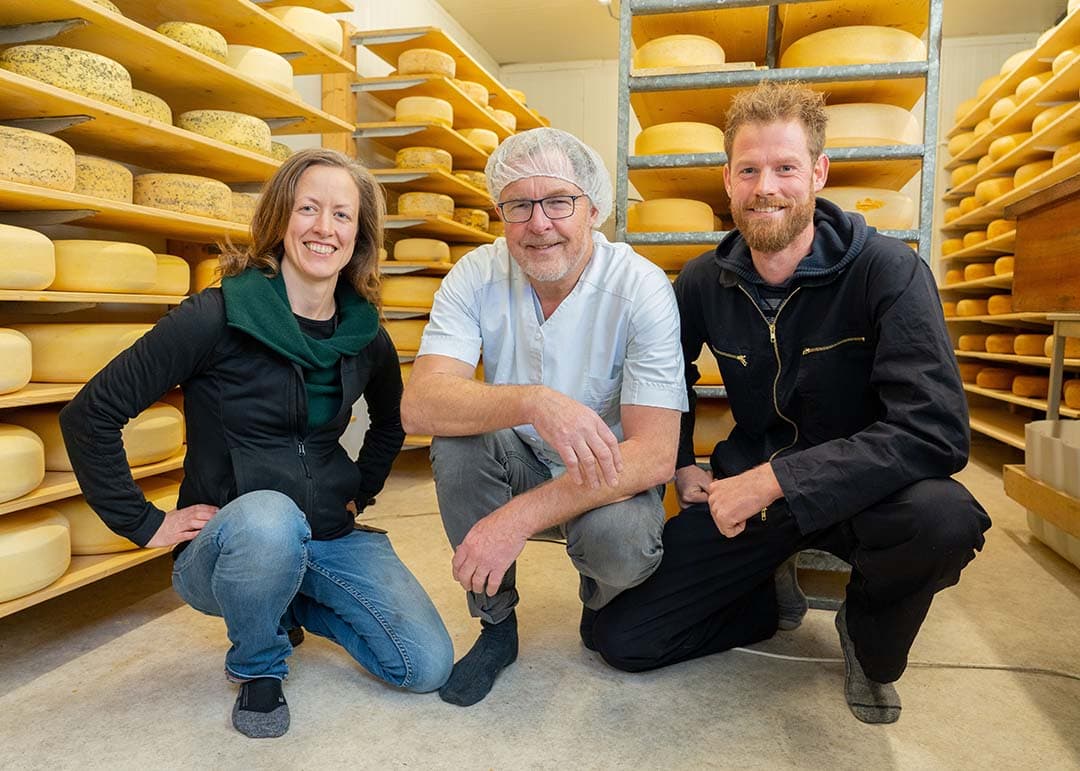 Joanne Malotaux, Marcel Bergboer en Luuk de Gooijer runnen in maatschap Burgerboerderij De Patrijs in Laren (Gld.)