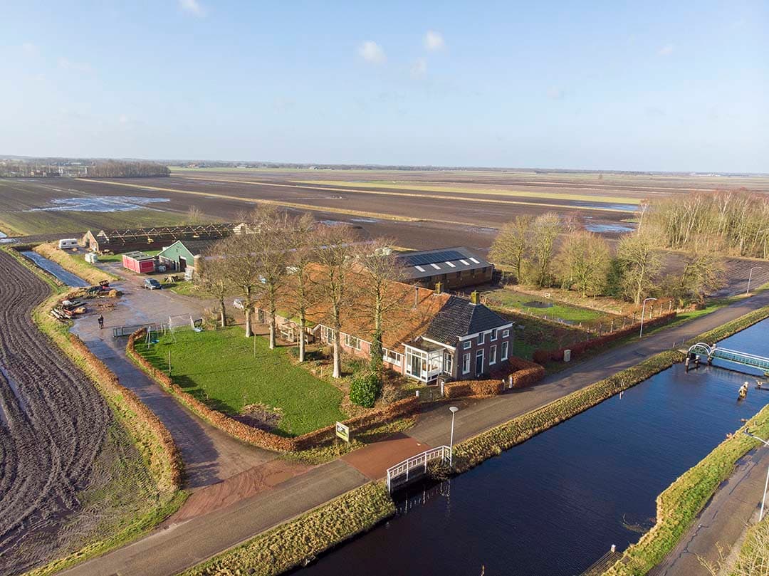 Vanuit de lucht is goed te zien dat het vleesveebedrijf De Scharrelderij te midden van akkerbouwpercelen ligt in Midden-Groningen.