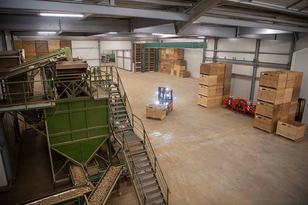 Van bovenaf is goed te zien hoeveel ruimte er is om met heftrucks te rijden in de nieuwe bewaarschuren.  “Daardoor kunnen we vlot werken”, zegt Laurens de Winter.