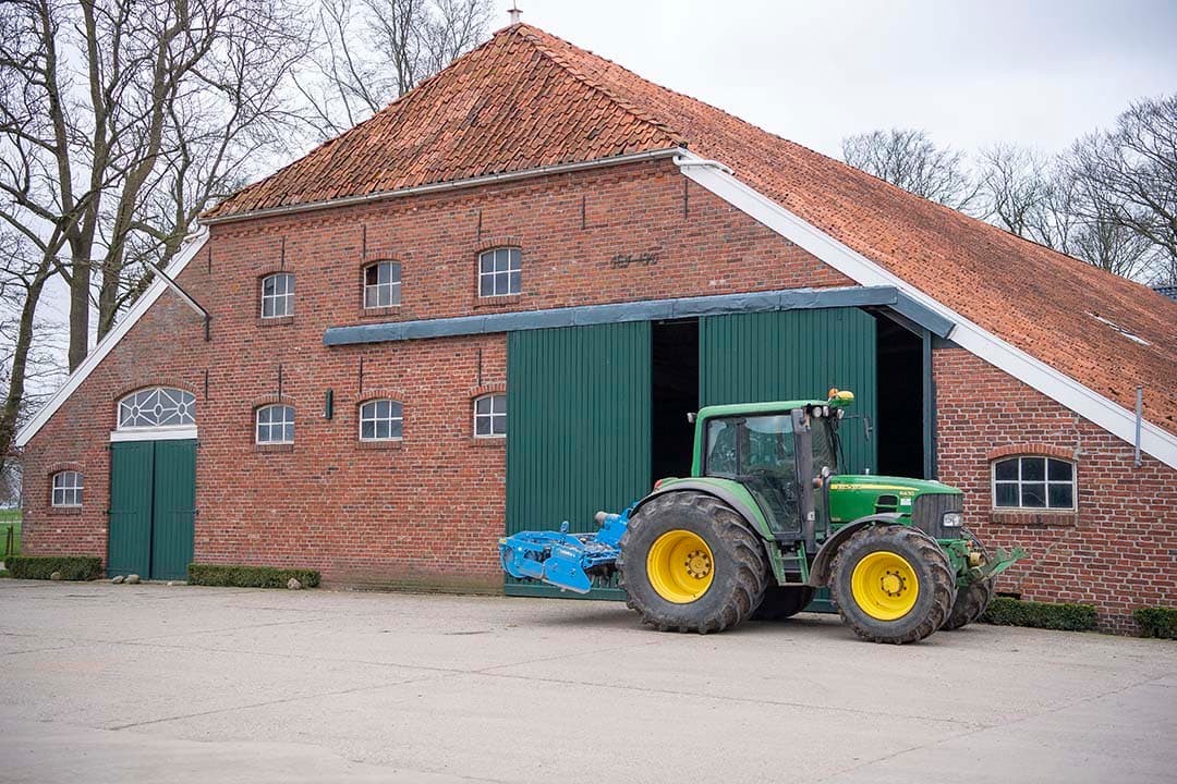 Aanzicht van de oude Groninger boerderij, waar de ouders van Dennis en Laurens al een akkerbouwbedrijf hadden.