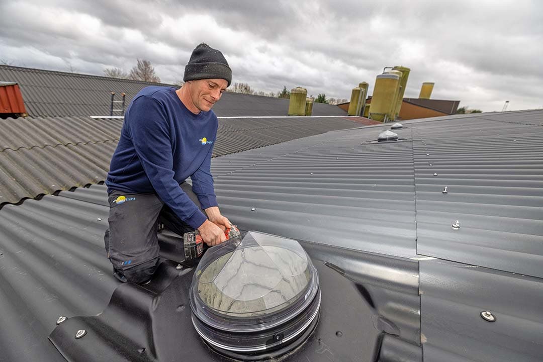 Daglicht in de stal is één van de aanscherpingen van het Beter Leven Keurmerk vanaf volgend jaar. In situaties dat het moeilijk via de gevels is te realiseren, kan een daglichtbuis uitkomst brengen.