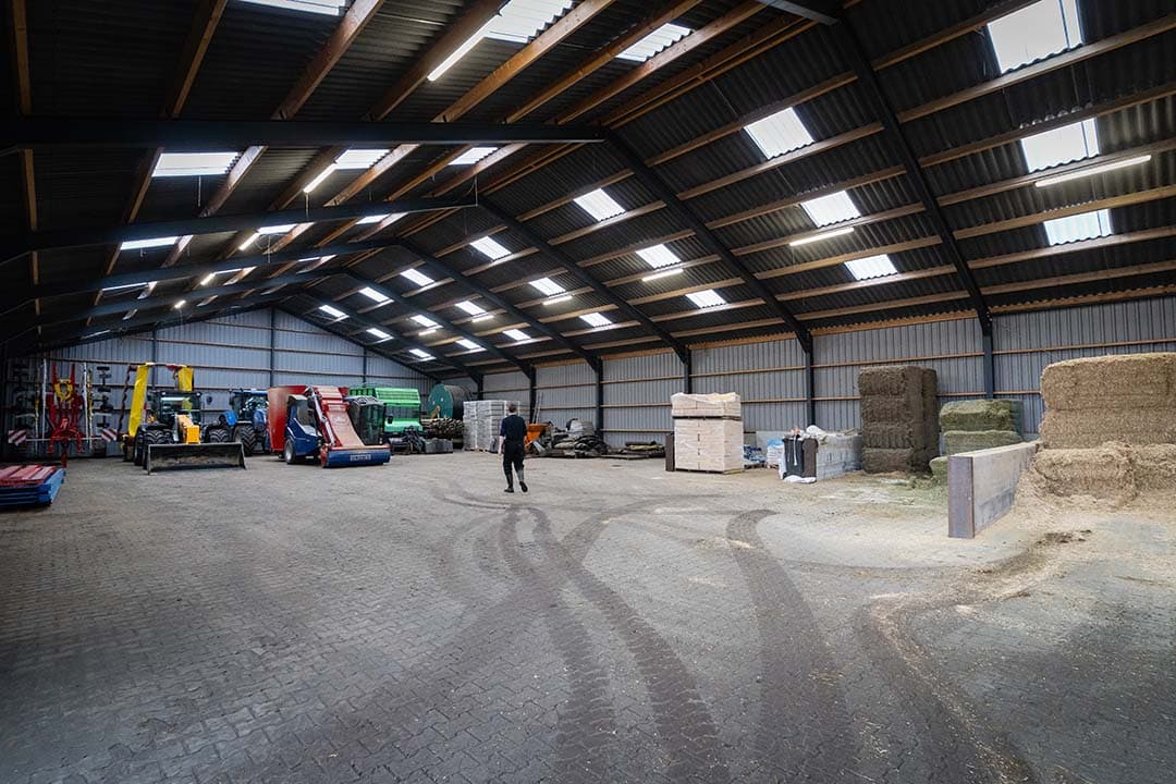 Op het erf verscheen een geheel nieuwe, ruim opgezette, wagenloods. Daar is ook de opslag van stro en andere producten.