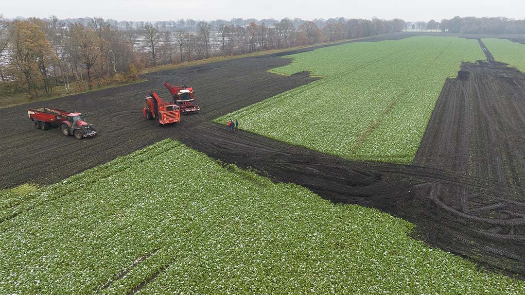 VOF Kuper en Maatschap Klaassen in Schoonebeek (Dr.) hebben samen een rooier om hun bieten te oogsten. Het gaat erg moeizaam, daarom schakelden ze de loonwerker in met een tweede rooier en een overlaadwagen. Het grootste deel van de bieten hebben ze er uit gekregen, een kleine 5 hectare was volgens Robin Kuper zelfs voor hun rupsrooier te nat. - Foto: Michel Velderman