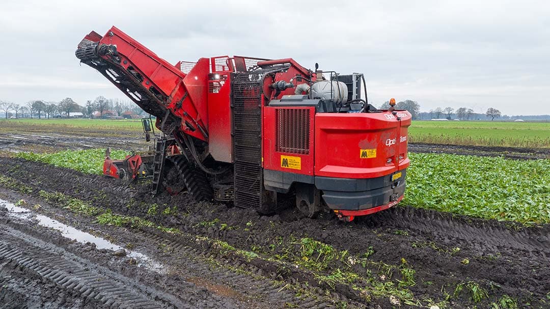 De relatief lichte rupsrooier van Meppelink kwam in natte plekken verder dan de zwaardere rupsrooier van Kuper en Klaassen.