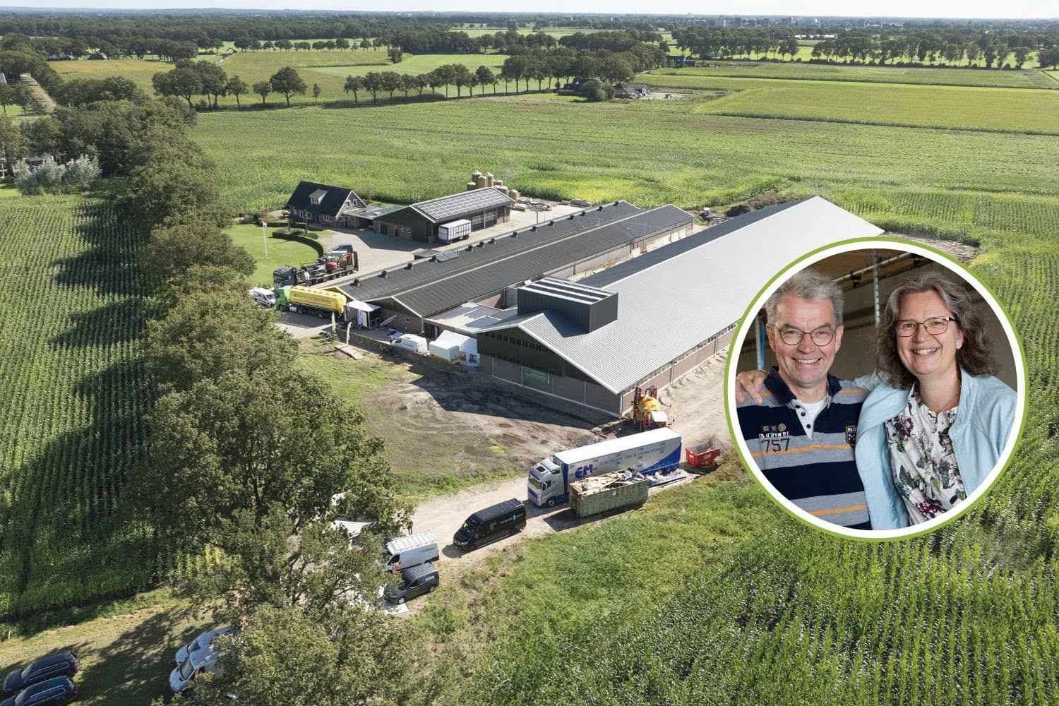 Jan en Ruth van der Haar bouwden een nieuwe vleesvarkensstal naast de zeugen- en biggenstal. Hiermee vormt het varkensbedrijf een gesloten bedrijf op één locatie en zijn de ondernemers klaar voor de toekomst door te voldoen aan de eisen van het Beter Leven-keurmerk die gelden vanaf 2025. Foto’s: Hans Banus