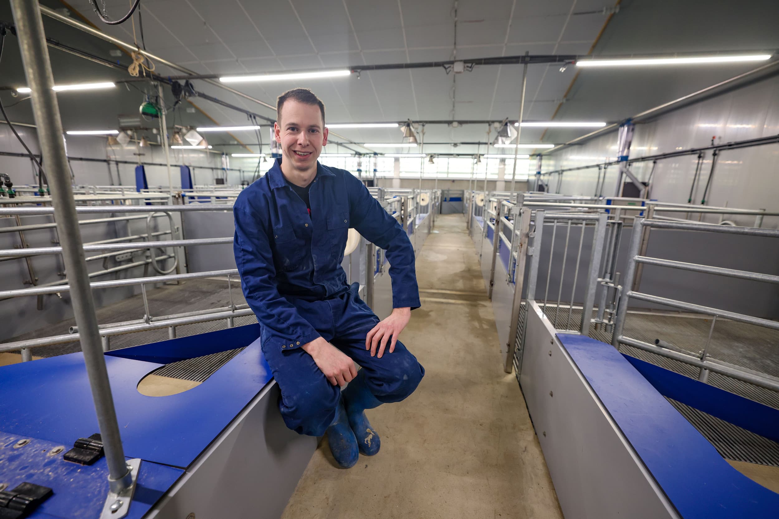 Koen van Eijk in de nieuwe kraamstal met familievreetbakken. – Foto’s: Bert Jansen
