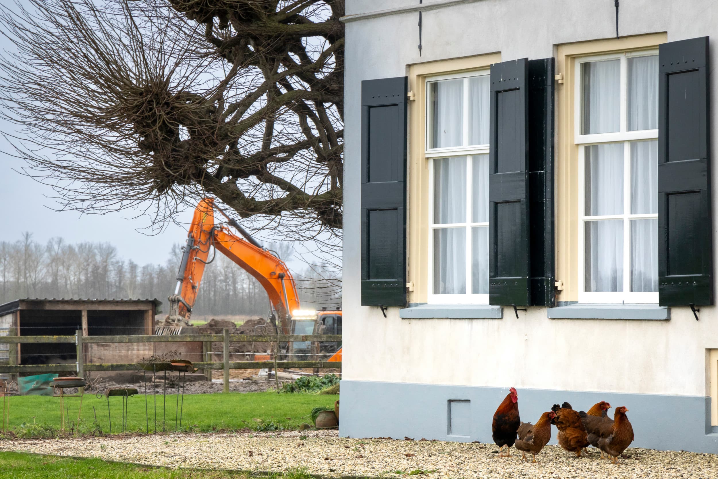 De monumentale woning (IJsselhoeve) van Peter Voormeeren, waarin ook zijn ouders wonen, blijft staan. Eromheen komen nieuwe gebouwen en groen. Op het erf komt onder meer een waterpoel. Foto’s: Koos Groenewold