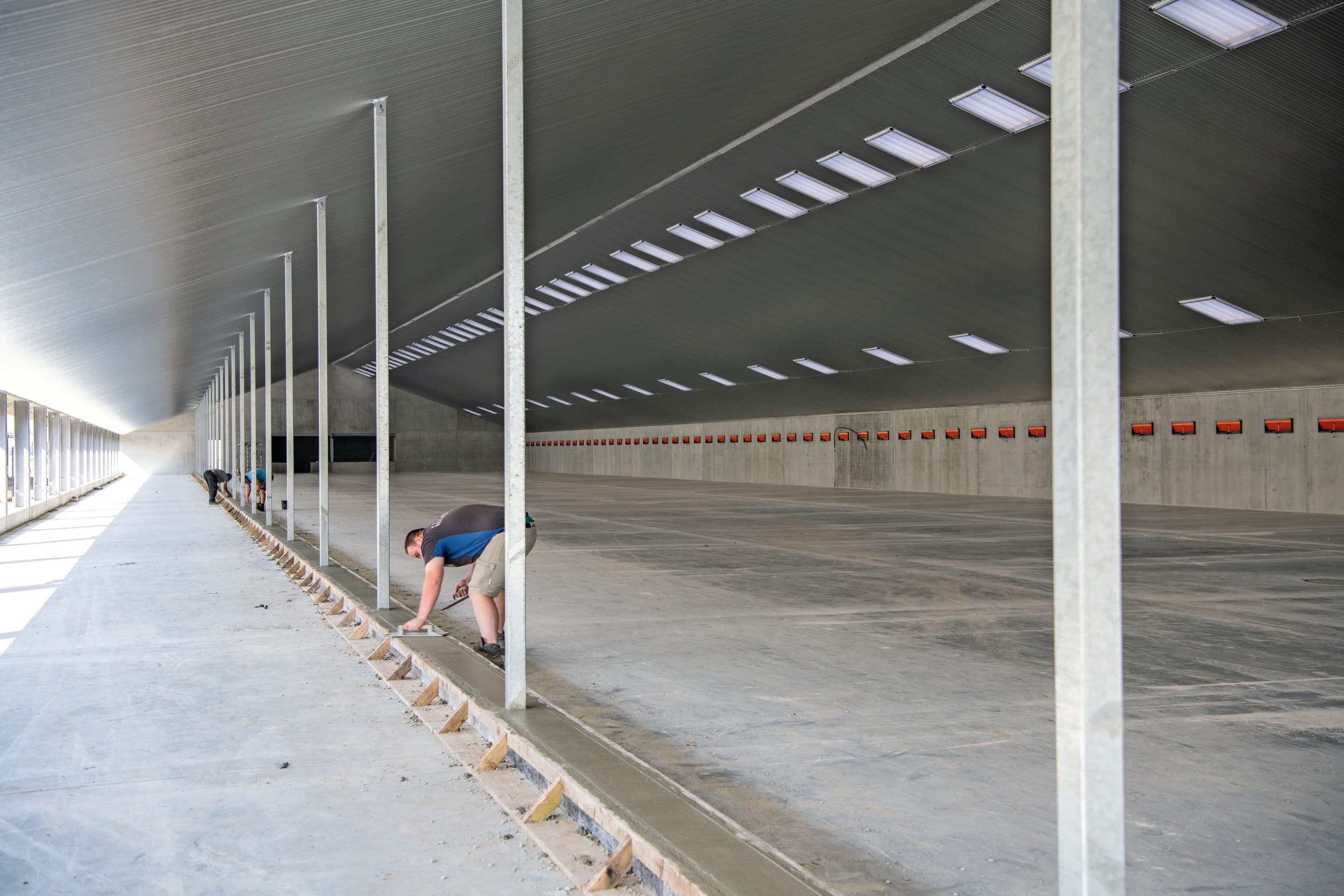 De twee nieuwe stallen zijn 115 meter lang en 27 meter breed. Met de uitbreiding wordt de vleeskuikentak van maatschap De Boer-Talsma in een klap 2,5 keer zo groot. Een meerjarig contract biedt de nodige zekerheid. Foto’s: Mark Pasveer