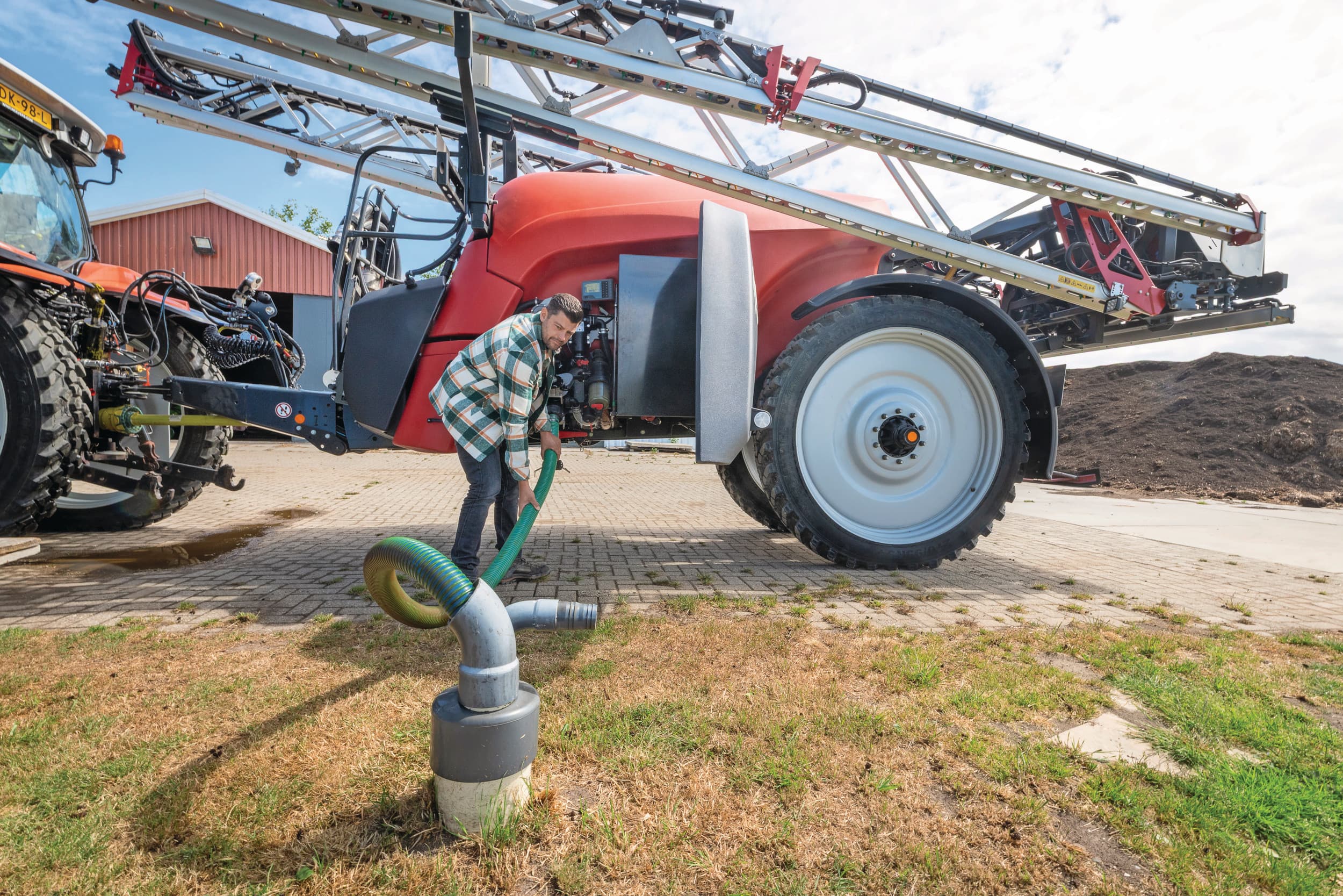 De veldspuit met aluminium spuitbomen heeft een tankinhoud van 4.000 liter. Meerse heeft een up-to-date machinepark, waarmee hij volgens eigen zeggen meer dan voldoende capaciteit heeft voor zijn bedrijfsomvang. Foto’s: Koos Groenewold