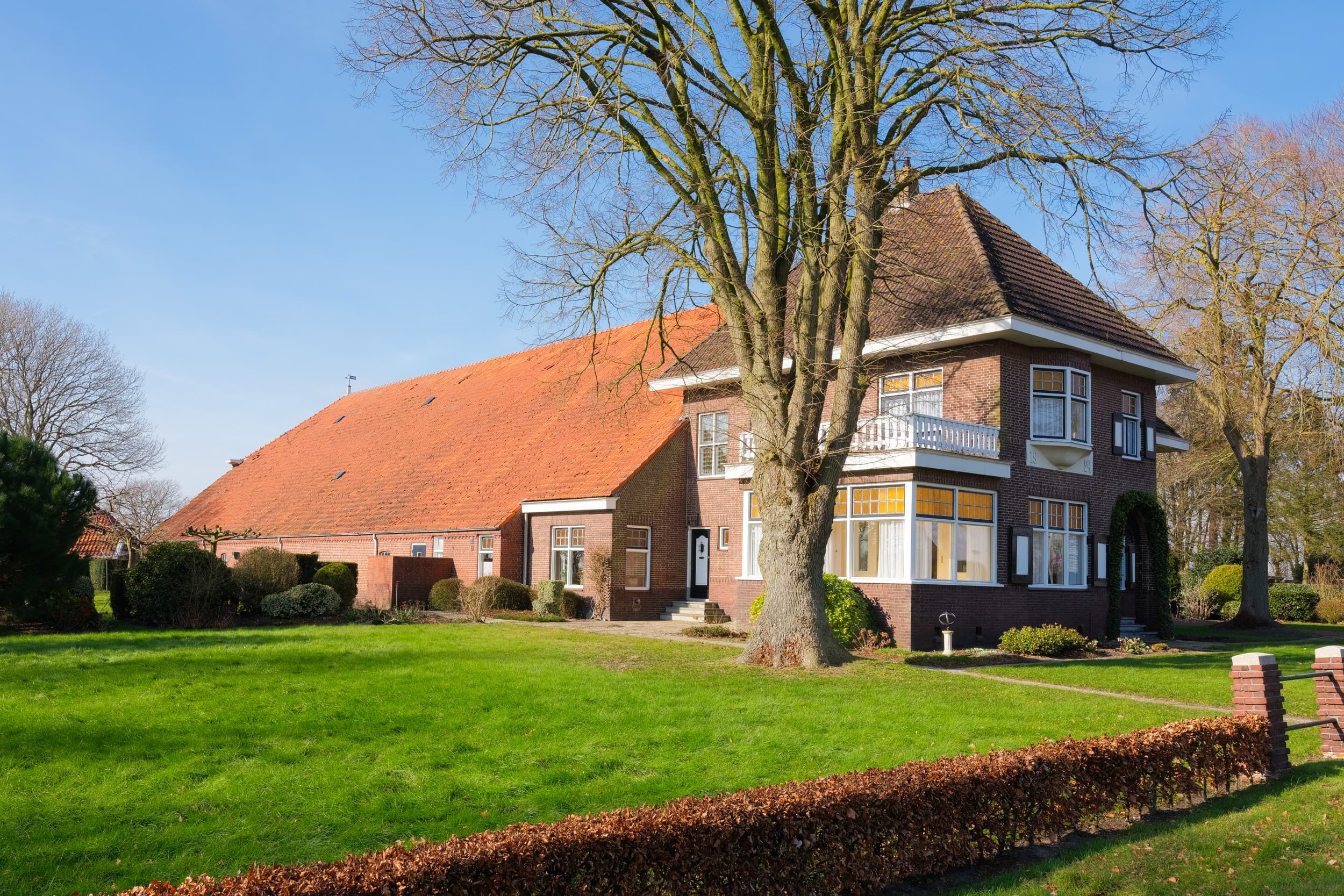 Het woonhuis is een rijksmonument van ruim honderd jaar oud. Geling is blij dat hij de woning kon kopen in 2021. Iets verderop in de straat staat zijn ouderlijk huis. Zijn familie woont nog steeds in de buurt.