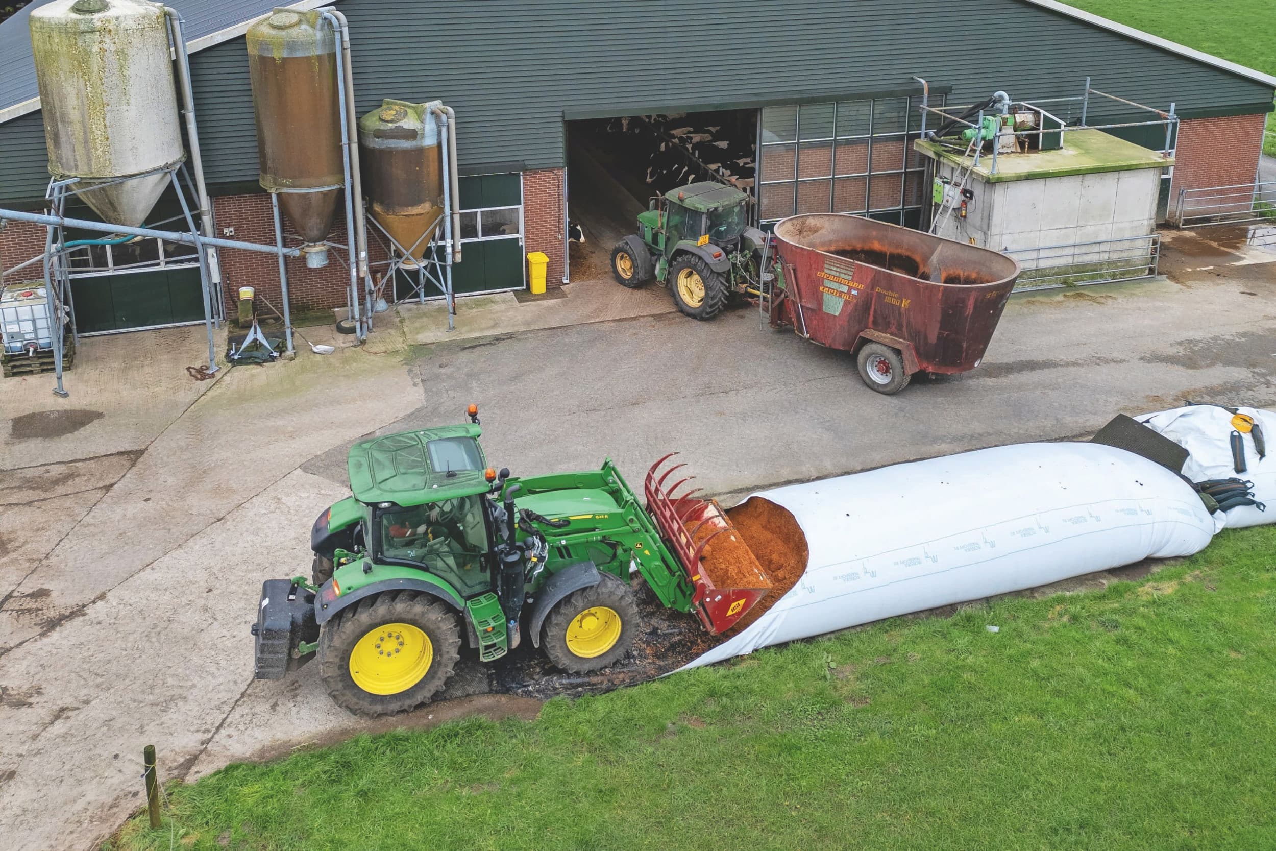 Het winterrantsoen van kuilgras en mais wordt aangevuld met 1,5 kilo sodagrain en een kilo sojahullen. Foto: Herbert Wiggerman