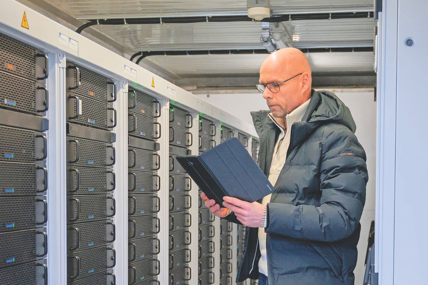Jan Reinier de Jong bekijkt de instellingen van zijn accu. “Wij hebben een goede partij als Petawatts nodig om een goede handelstactiek voor energie te kunnen benutten”, zegt De Jong. Foto’s: Andrea van Schaik
