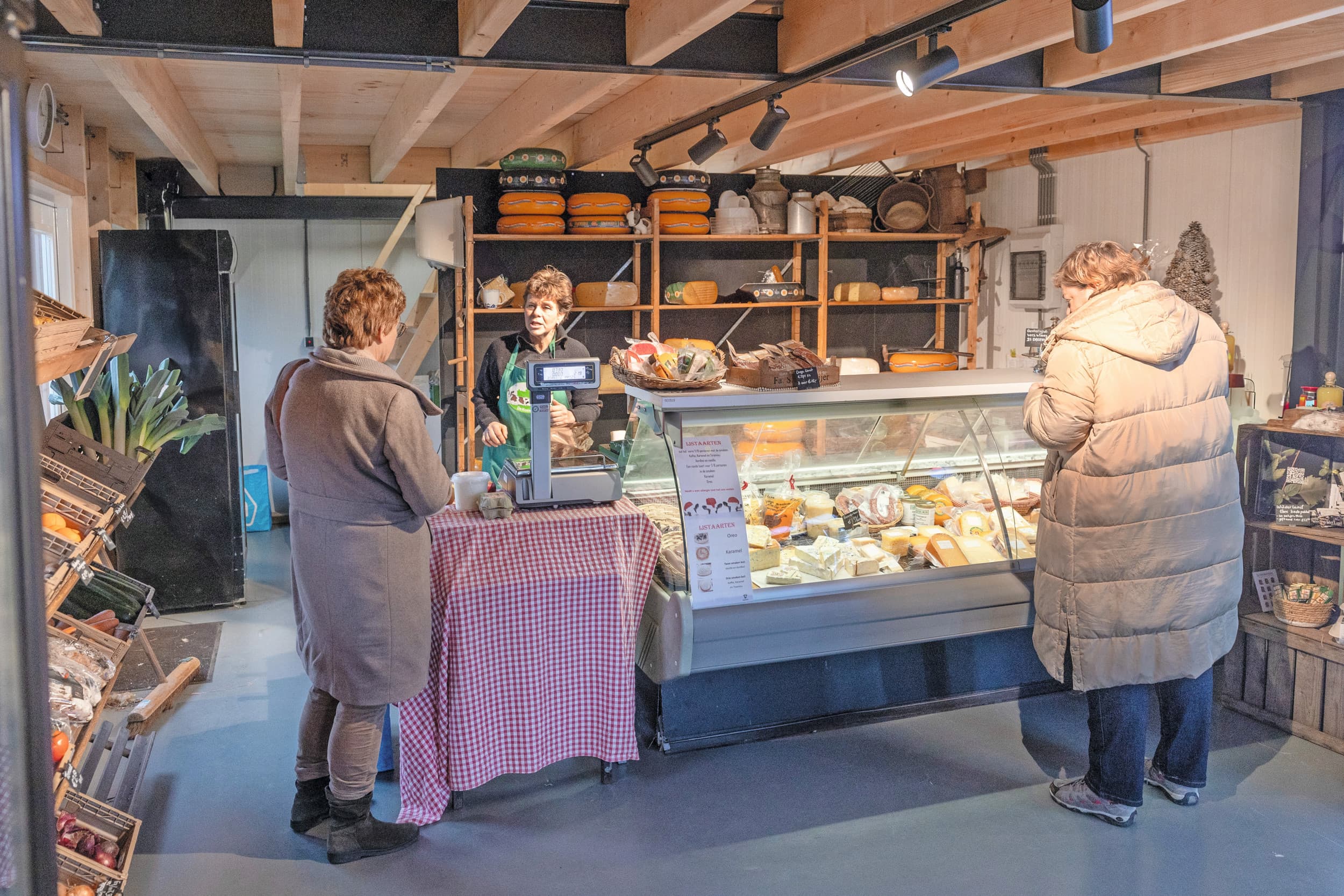 Anja staat in de winkel, die op vrijdag en zaterdag open is. Het nieuwe onderkomen, ooit gestart met alleen een melktap, trekt wekelijks flink wat vaste klanten. Door het groeiend toerisme komt er ook veel incidenteel bezoek. Foto’s: Herbert Wiggerman