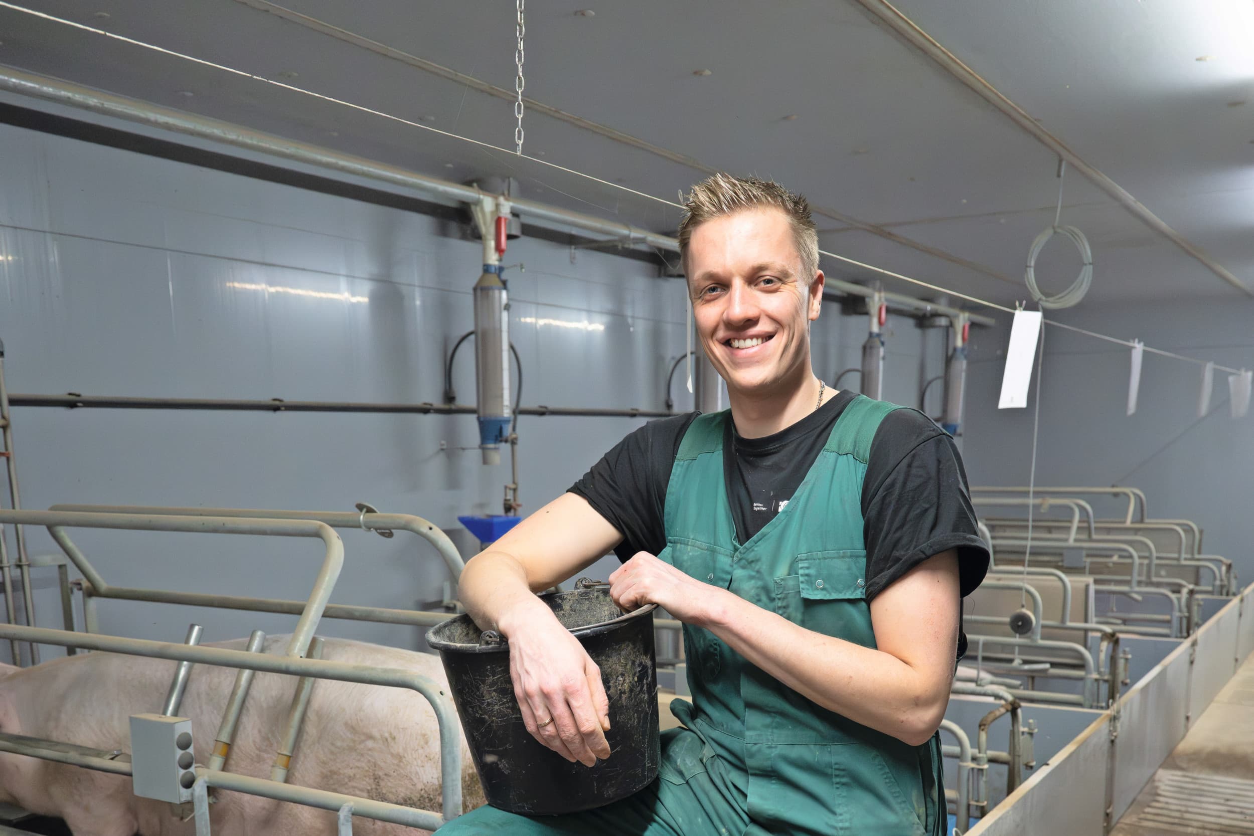 Karlo Gunnink (26) is beoogd opvolger van het varkensbedrijf van zijn oom Gerlof van de Vinne. Foto’s: Michel Velderman